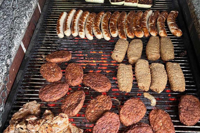 Steaks und Bratwürste auf dem Grill