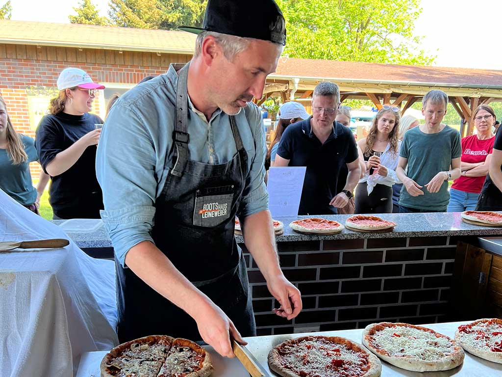 Thomas beim Pizza belegen