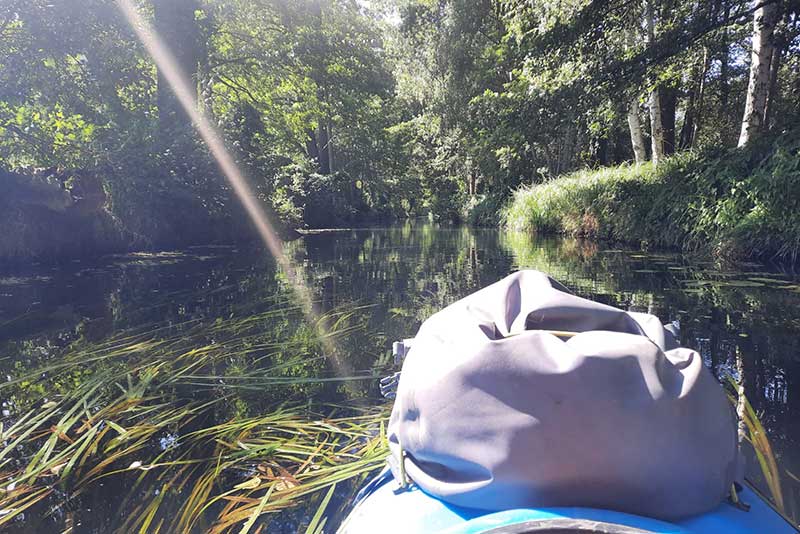 Kanu mit Gepäck auf dem Wasser