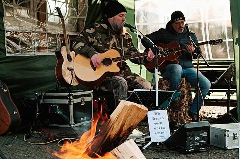 Livemusik am Lagerfeuer